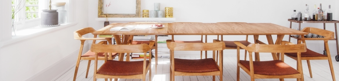 drewniany stół i krzesła