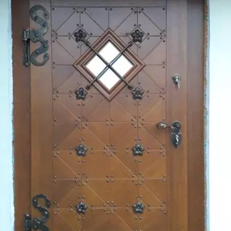 drewniane-drzwi-schody-1
