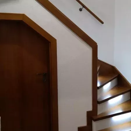 drewniane-drzwi-schody-12
